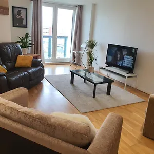 Luxurious Flat Overlooking Canay Wharf London