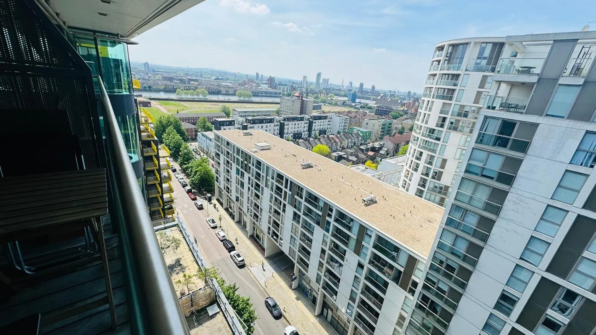 Modern 2Bed 2Bath Apartment Canary Wharf - Upto 5 Person London